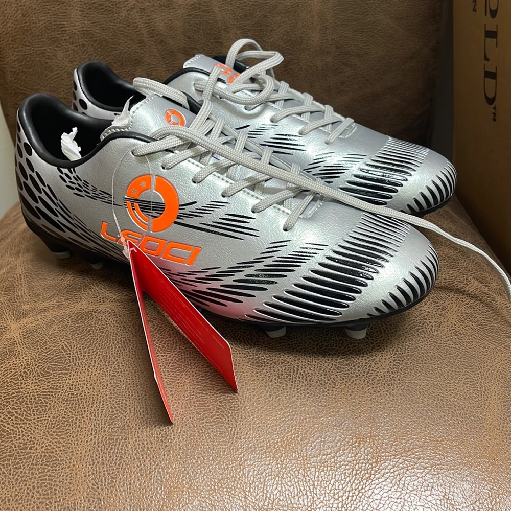 Size 40 or 7.5 men’s cleat leoci